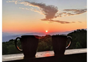 WOW Views!!-Mountain Escape-Outdoor Pool-Close to Downtown-WiFi-Cable-Private Balcony